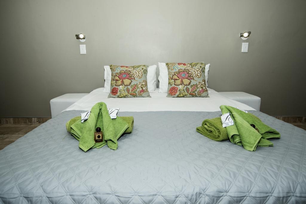 Out Of Africa Guesthouse Otjiwarongo Exterior foto